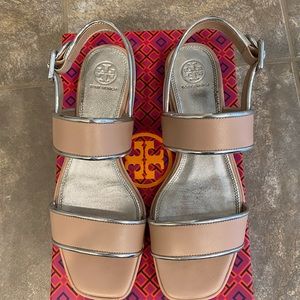 Tory Burch Delaney flat sandal. Goan Sand/Silver. Size 9. Good condition.
